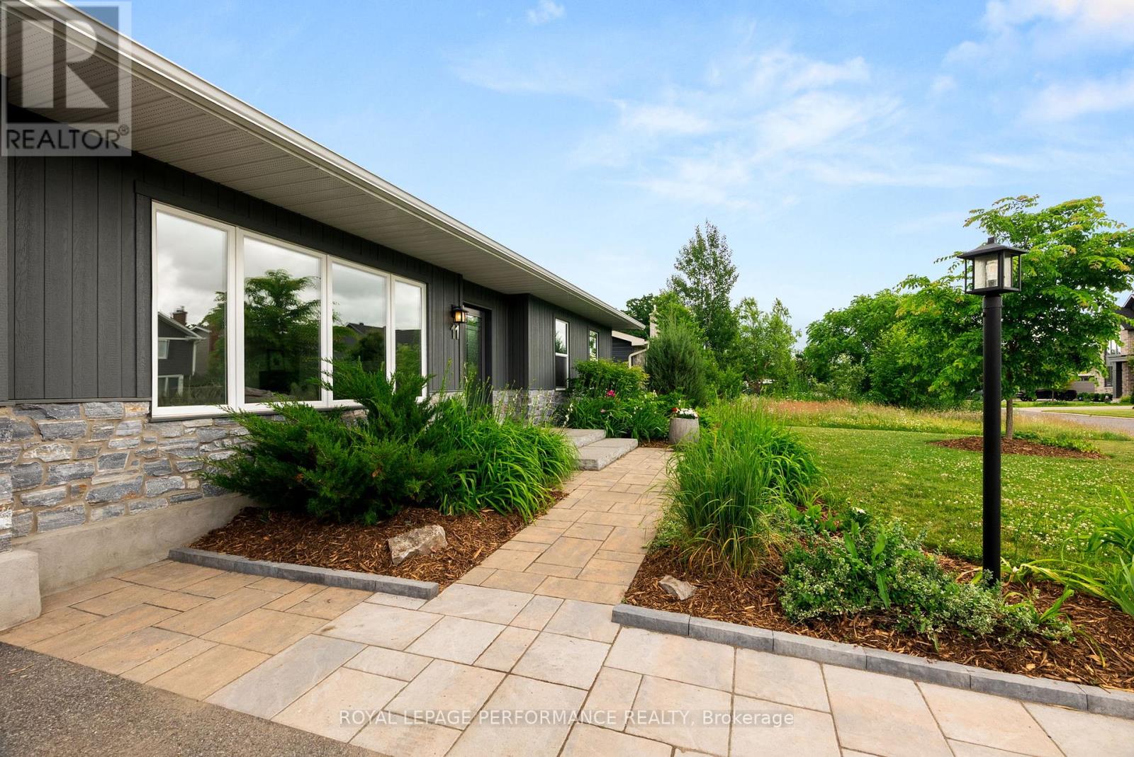 Property at 11 PARKLAND CRESCENT image 2