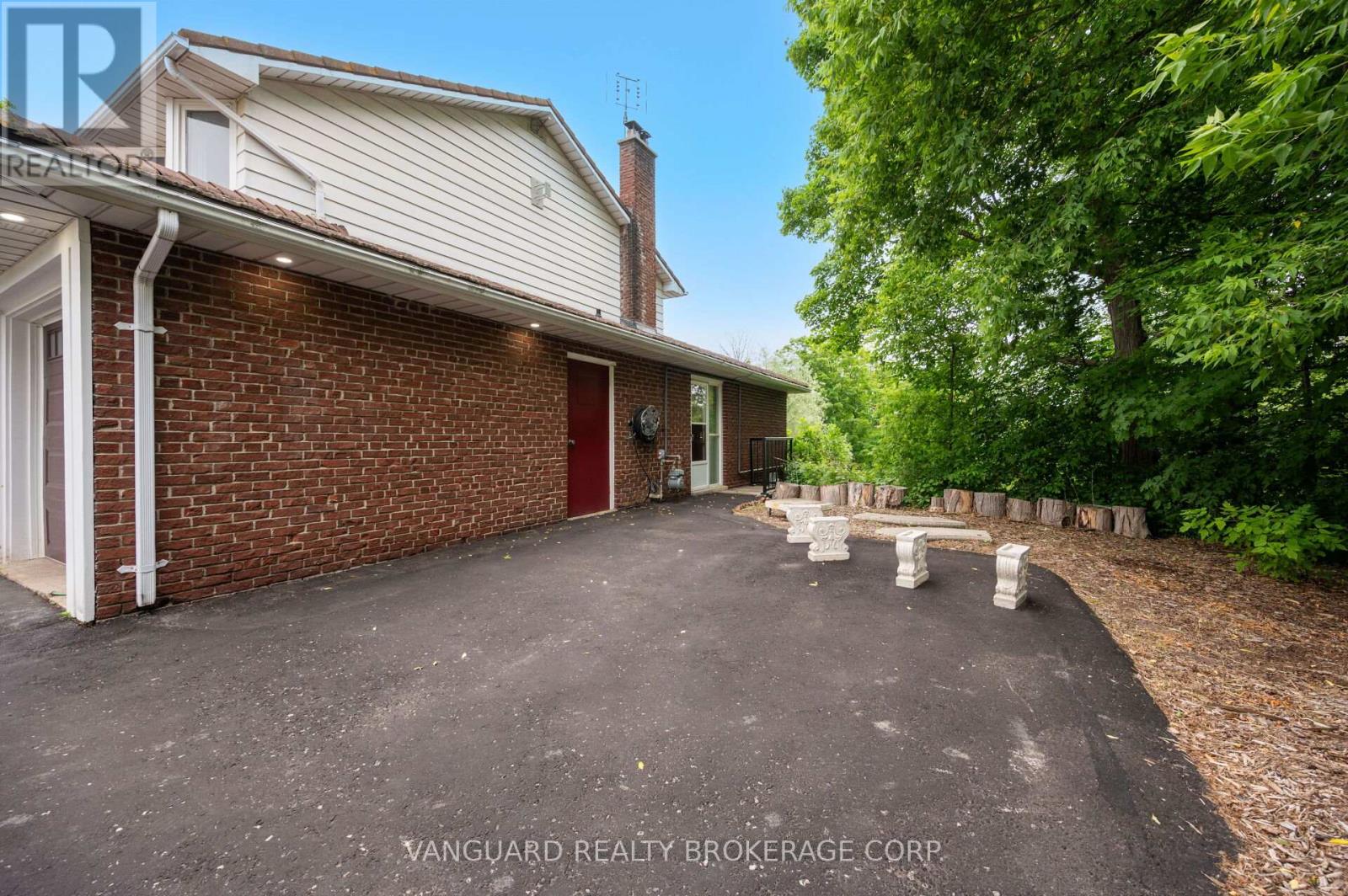80 Kleins Crescent, Vaughan, Ontario  L0J 1C0 - Photo 7 - N12256386