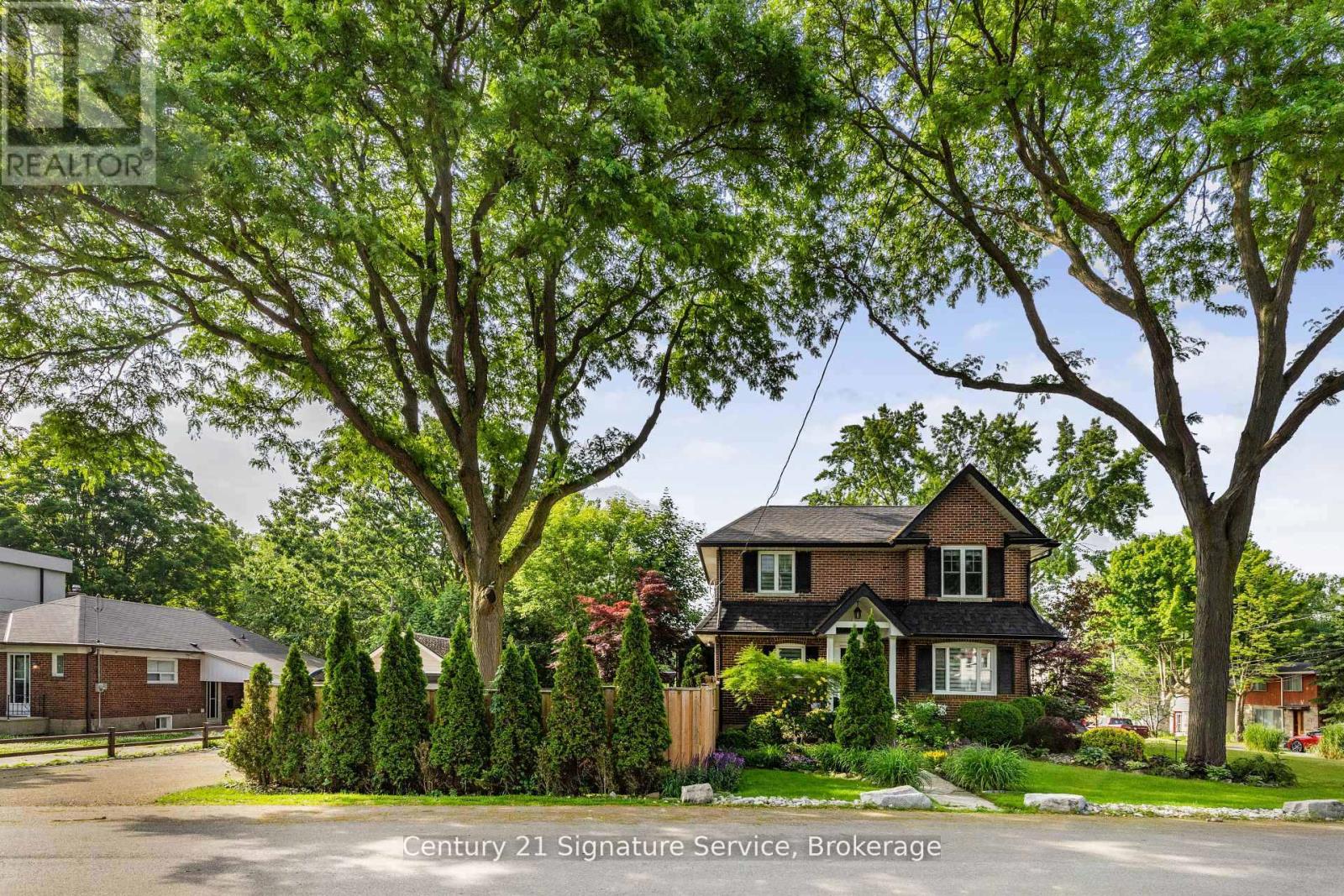 Property at 33 MCINTOSH AVENUE image 3