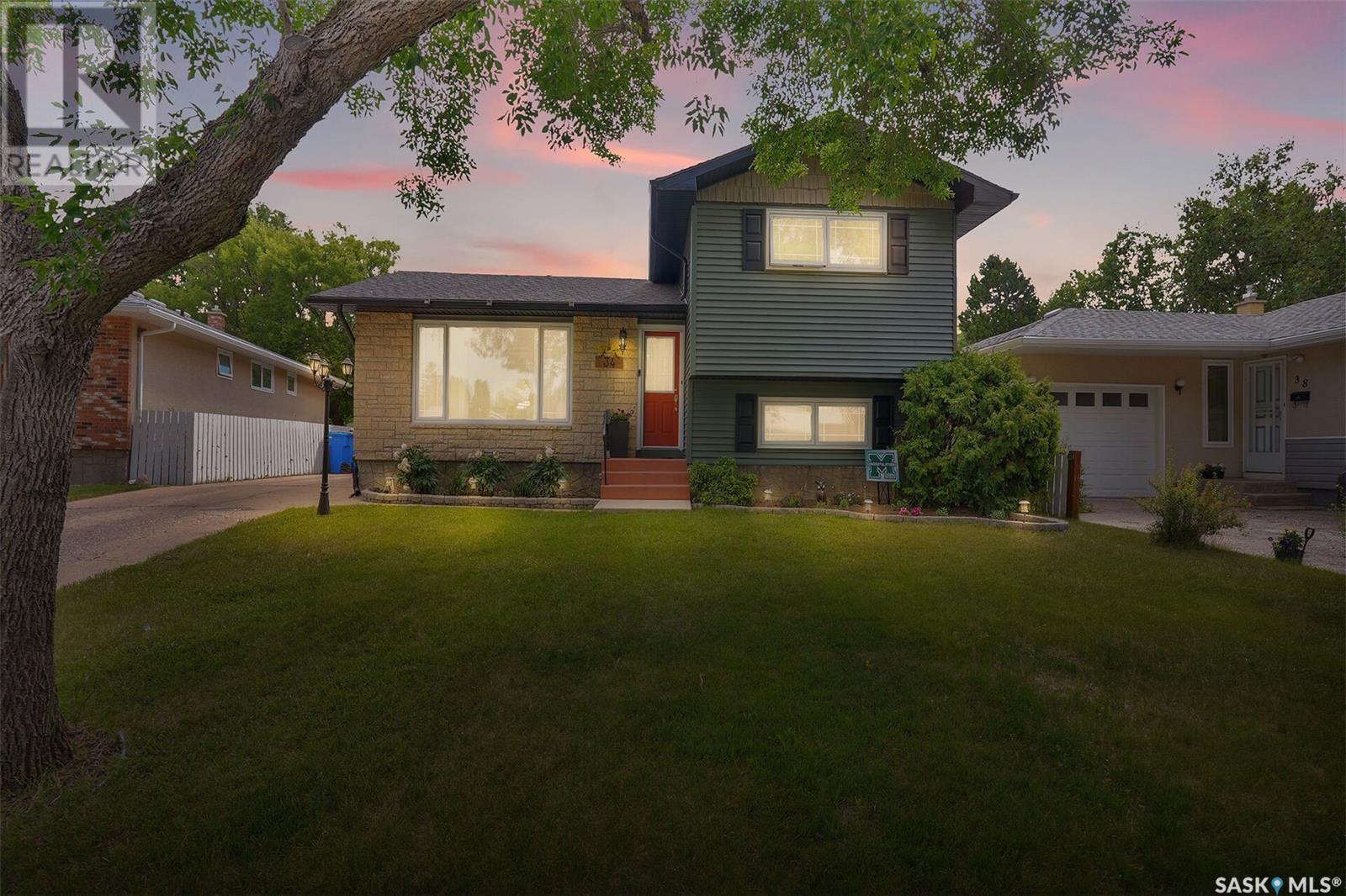 34 LLOYD BAY, regina, Saskatchewan