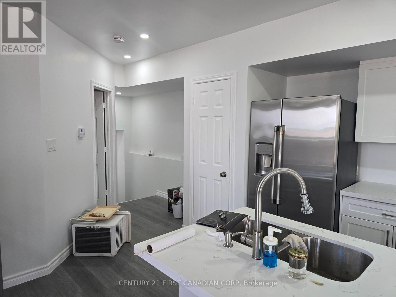 Upper - 387 Maitland Street, London East, Ontario  N6B 1W1 - Photo 4 - X12168513