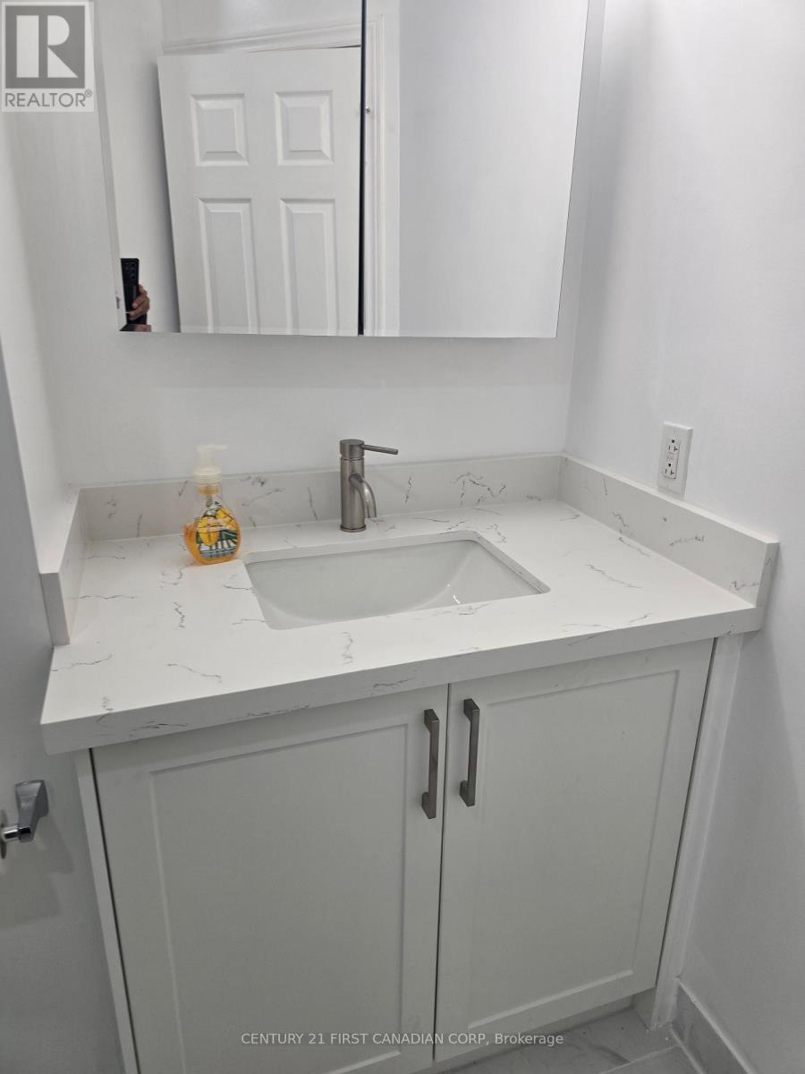 Upper - 387 Maitland Street, London East, Ontario  N6B 1W1 - Photo 10 - X12168513