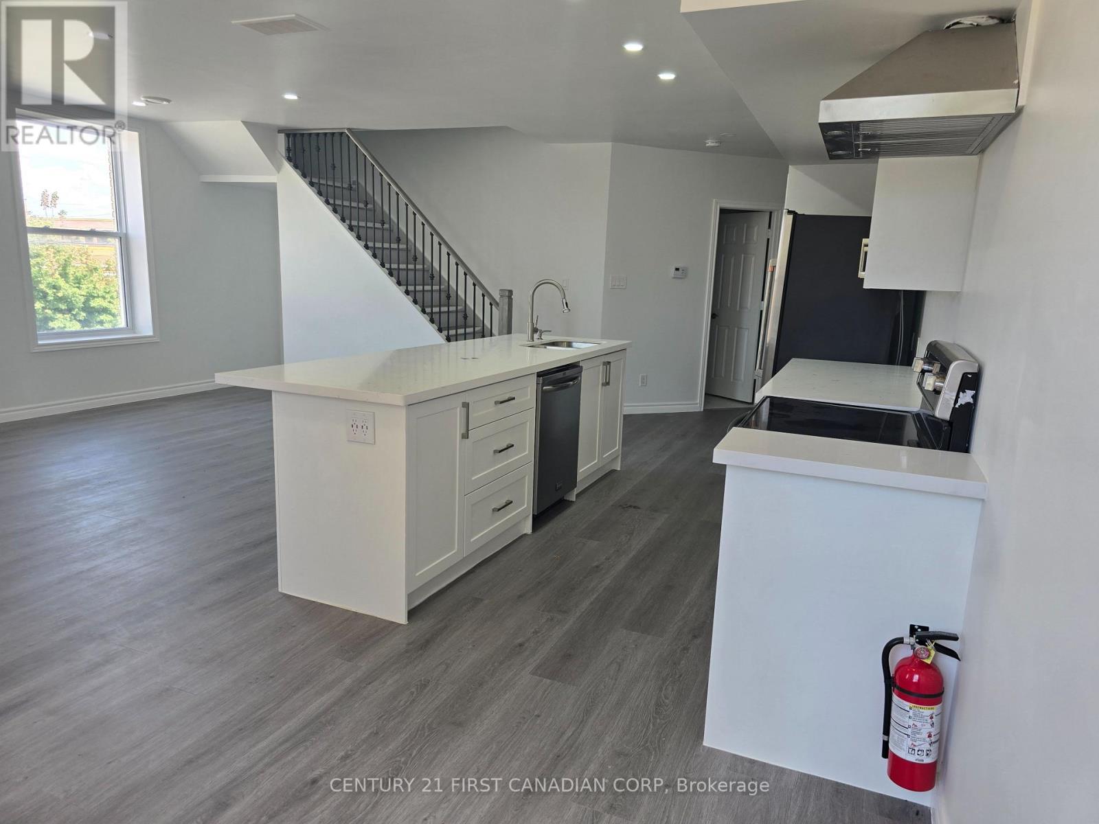 Upper - 387 Maitland Street, London East, Ontario  N6B 1W1 - Photo 2 - X12168513