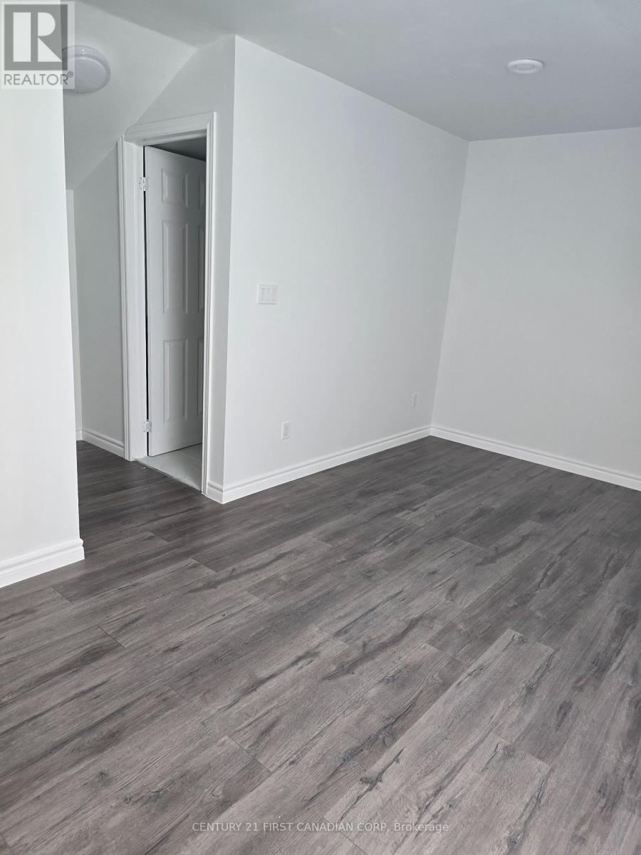Upper - 387 Maitland Street, London East, Ontario  N6B 1W1 - Photo 8 - X12168513