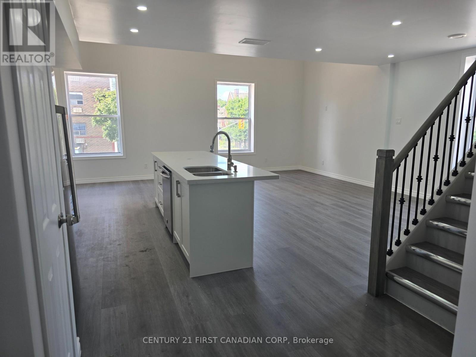 Upper - 387 Maitland Street, London East, Ontario  N6B 1W1 - Photo 6 - X12168513