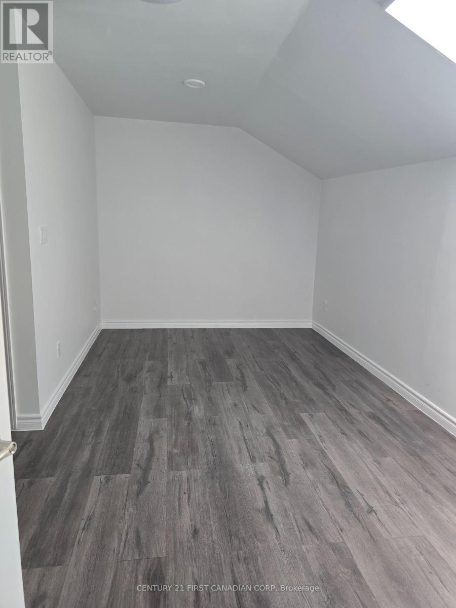 Upper - 387 Maitland Street, London East, Ontario  N6B 1W1 - Photo 7 - X12168513
