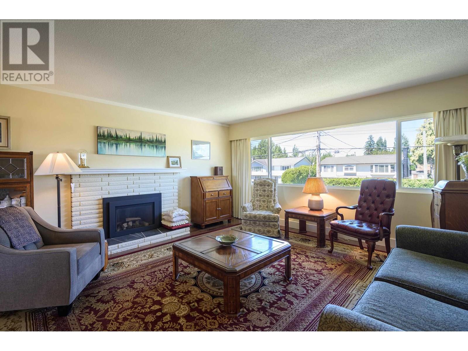 Property at 5542 44 AVENUE image 2