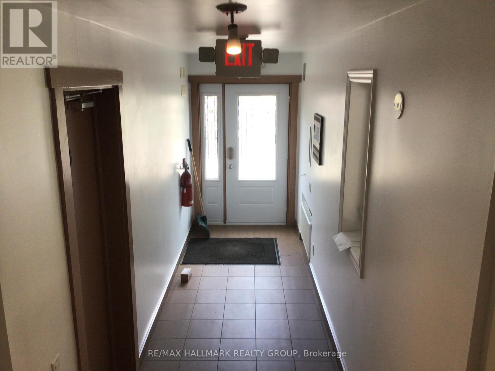 324 Currell Avenue, Ottawa, Ontario  K1Z 7J6 - Photo 4 - X12256609