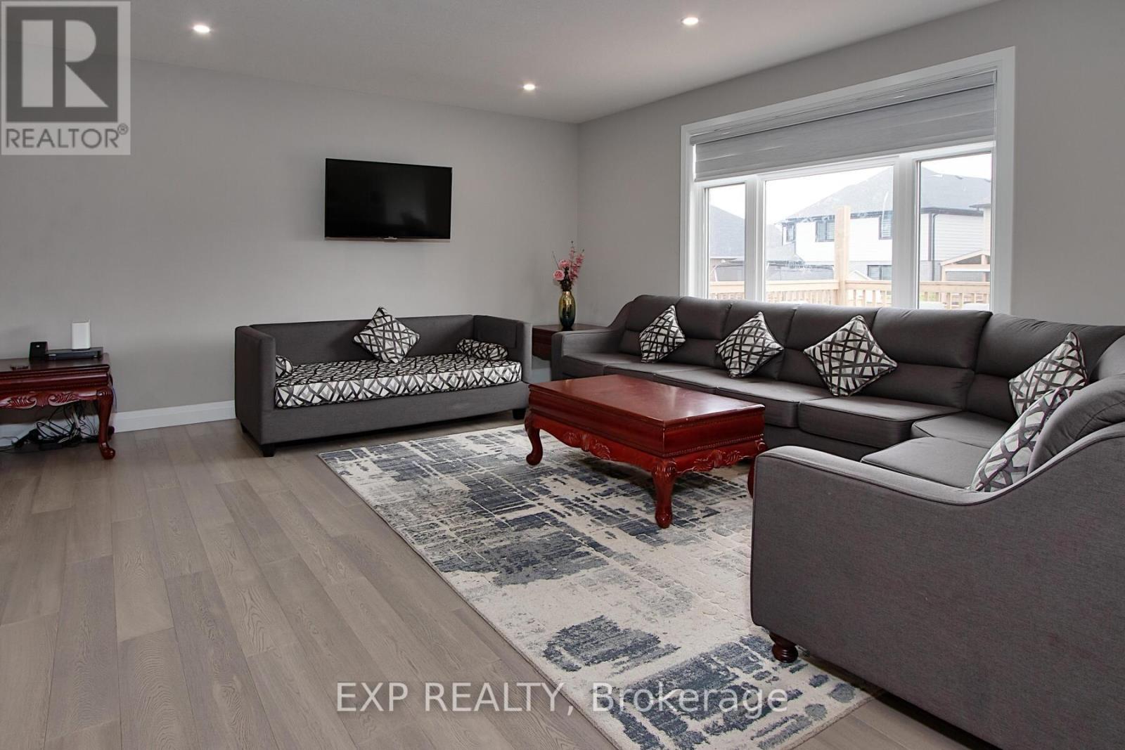 36 Hazelwood Pass, Thames Centre, Ontario  N0L 1G2 - Photo 17 - X12256783