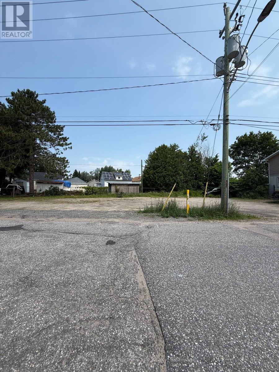 328 Dudley Avenue, North Bay, Ontario  P1A 7A5 - Photo 1 - X12256694
