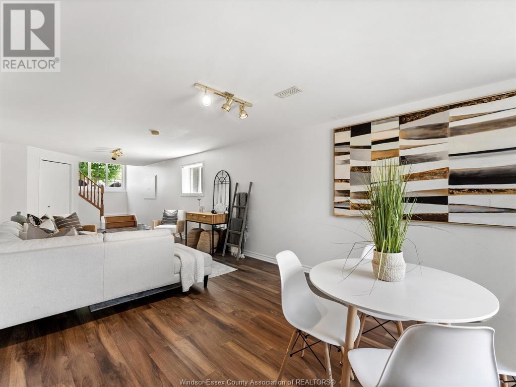 Property at 875 MICHAEL image 3