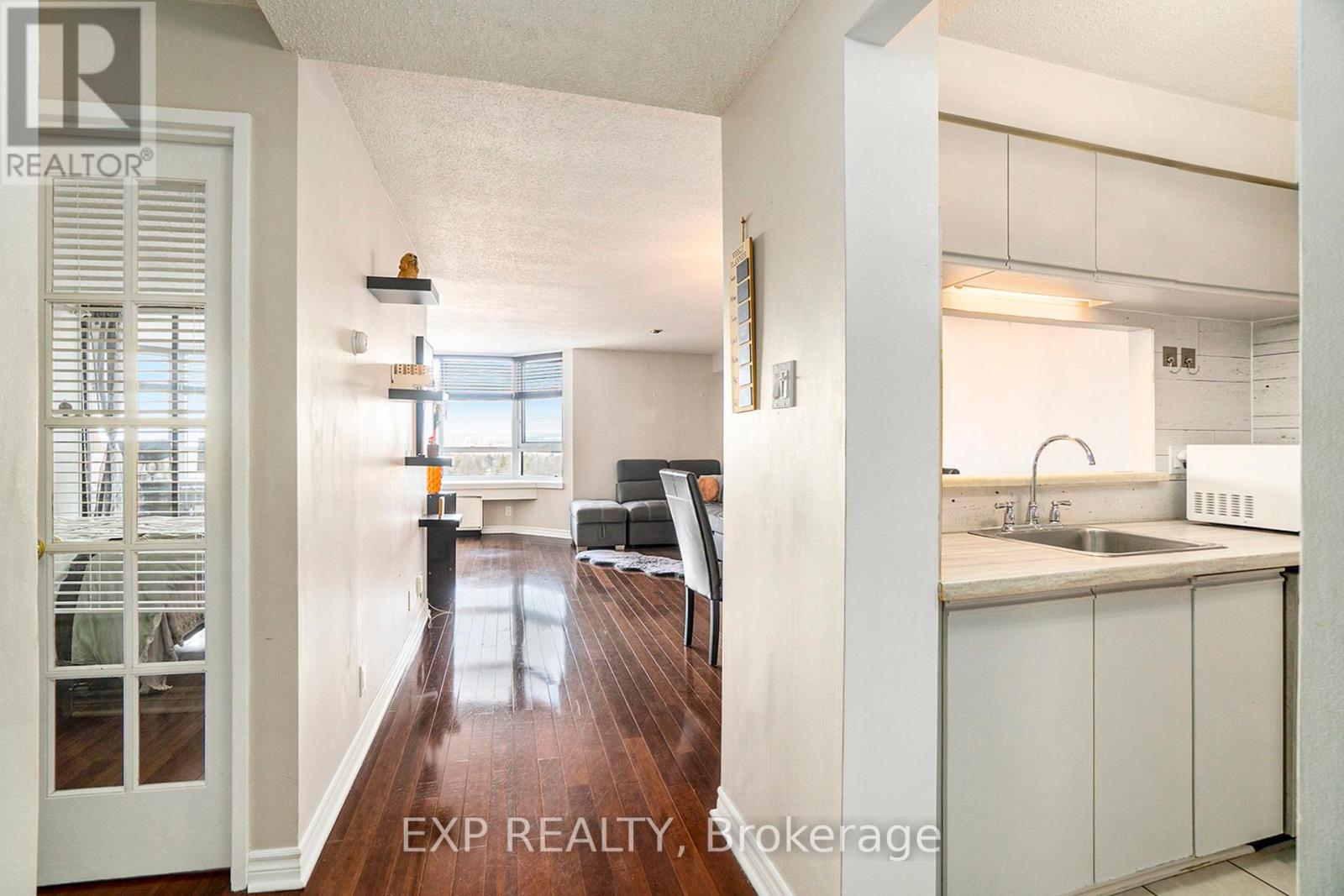 Property at 1013 - 80 SANDCASTLE DRIVE image 5
