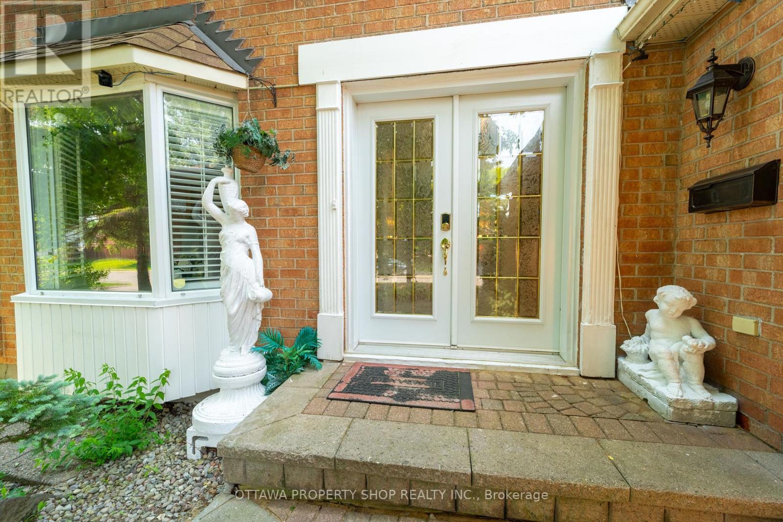 Property at 566 FALWYN CRESCENT W image 3