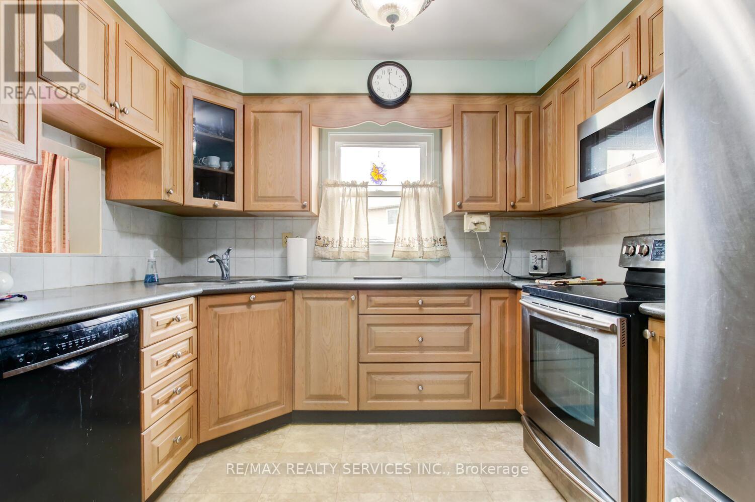 32 Helios Place, Brampton, Ontario  L6Z 2B2 - Photo 11 - W12256932