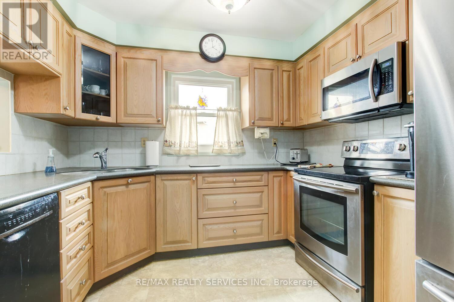 32 Helios Place, Brampton, Ontario  L6Z 2B2 - Photo 13 - W12256932