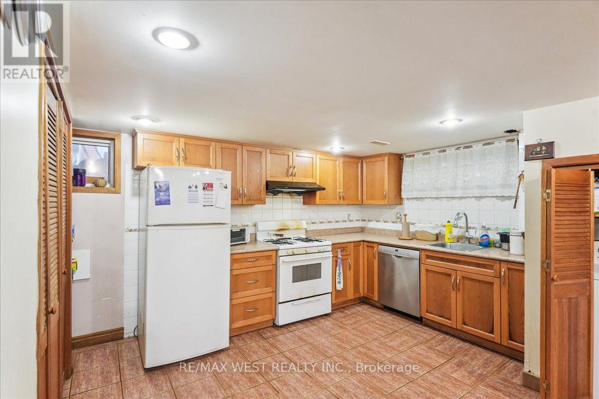 3 Hilldale Road Nw, Toronto, Ontario  M6N 3Y1 - Photo 10 - W12253863