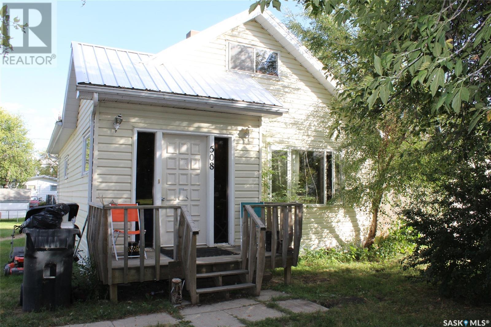 508 1st Avenue E, Lampman, Saskatchewan  S0C 1N0 - Photo 2 - SK990586