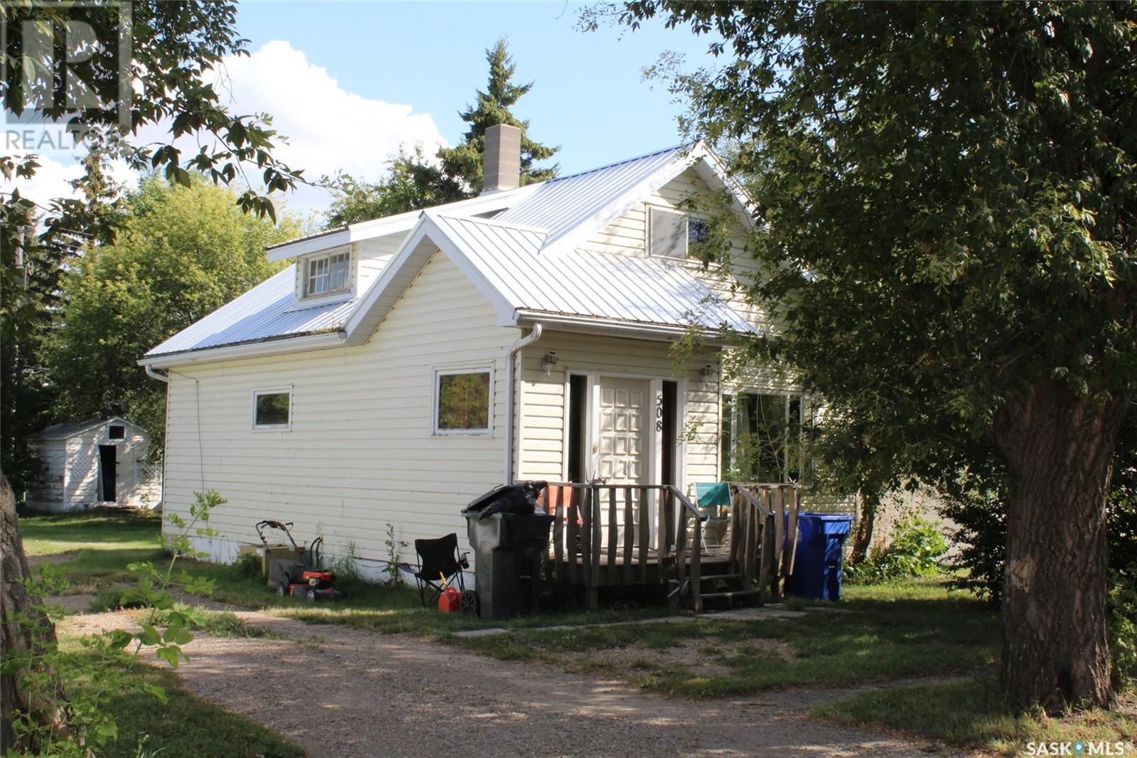 508 1st Avenue E, Lampman, Saskatchewan  S0C 1N0 - Photo 1 - SK990586