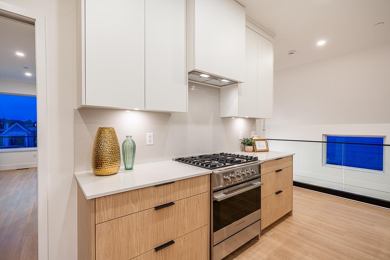 Property at 855 LEE STREET image 5