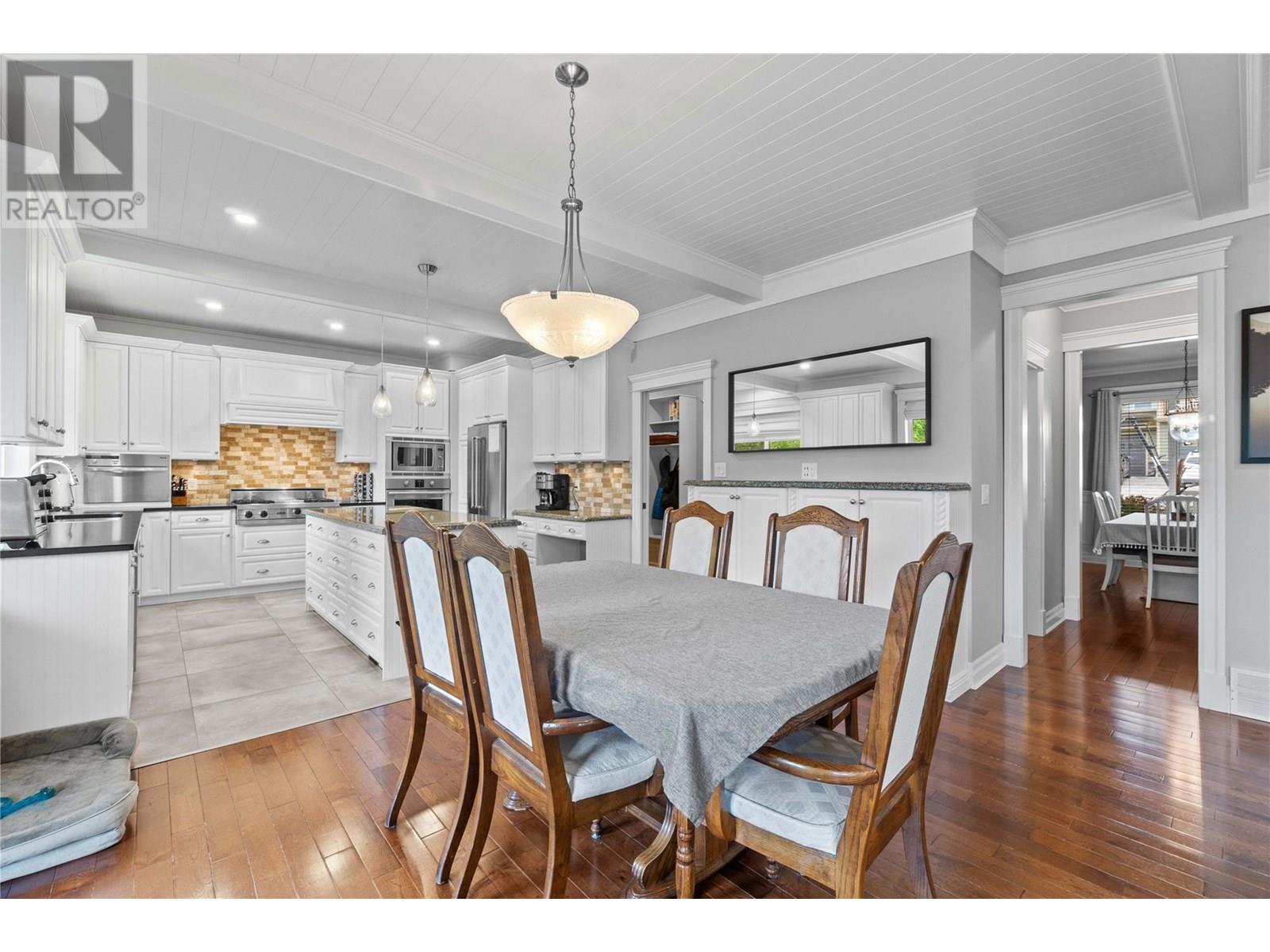Property at 1581 24 Street NE image 4