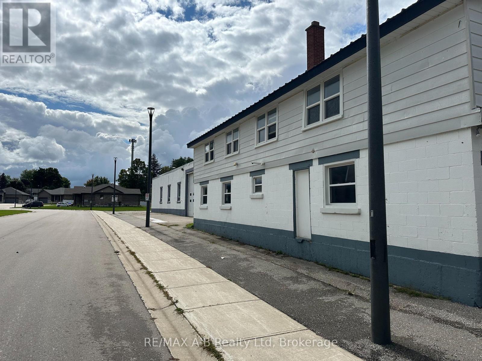 15 Mill Street E, Perth East, Ontario  N0K 1M0 - Photo 16 - X12257333