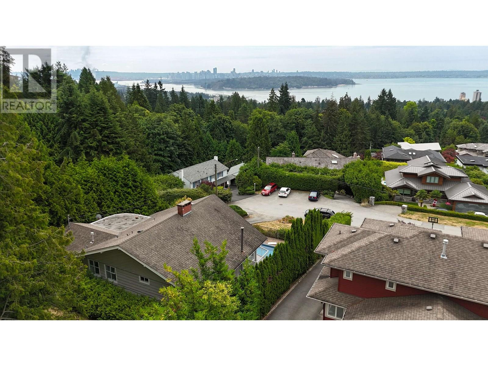 1725 Rosebery Avenue, West Vancouver, British Columbia  V7V 2Z5 - Photo 2 - R3022008