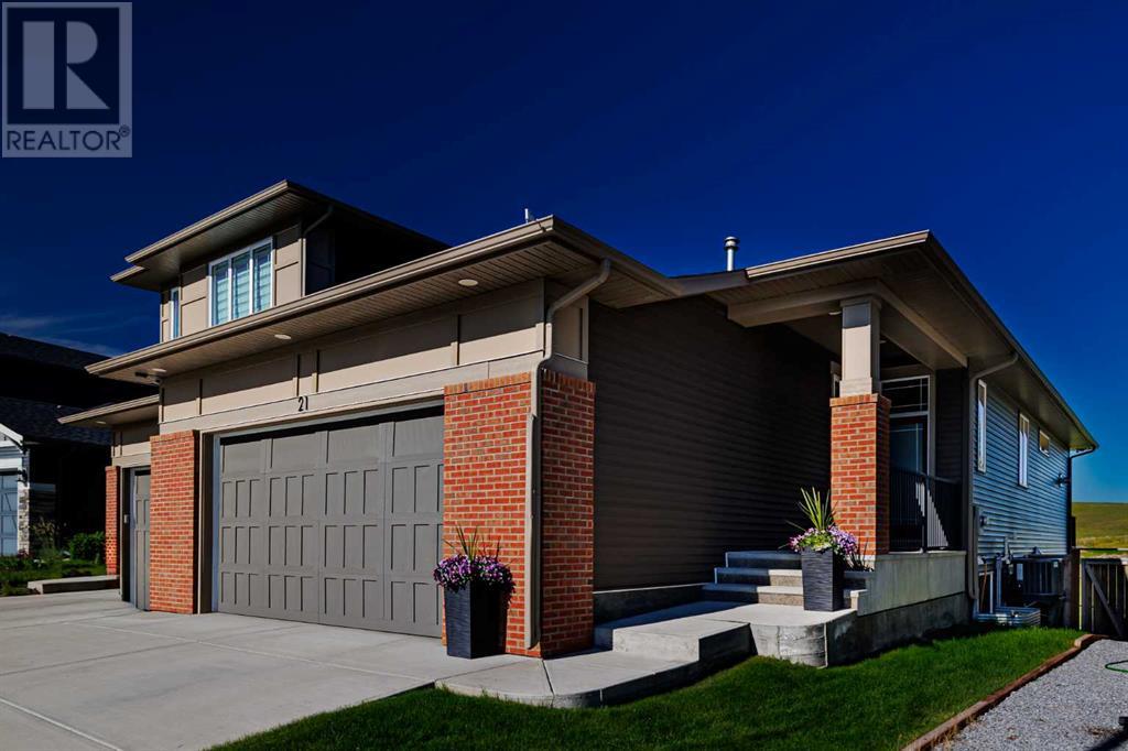 Property at 21 Crestridge Bay SW image 2