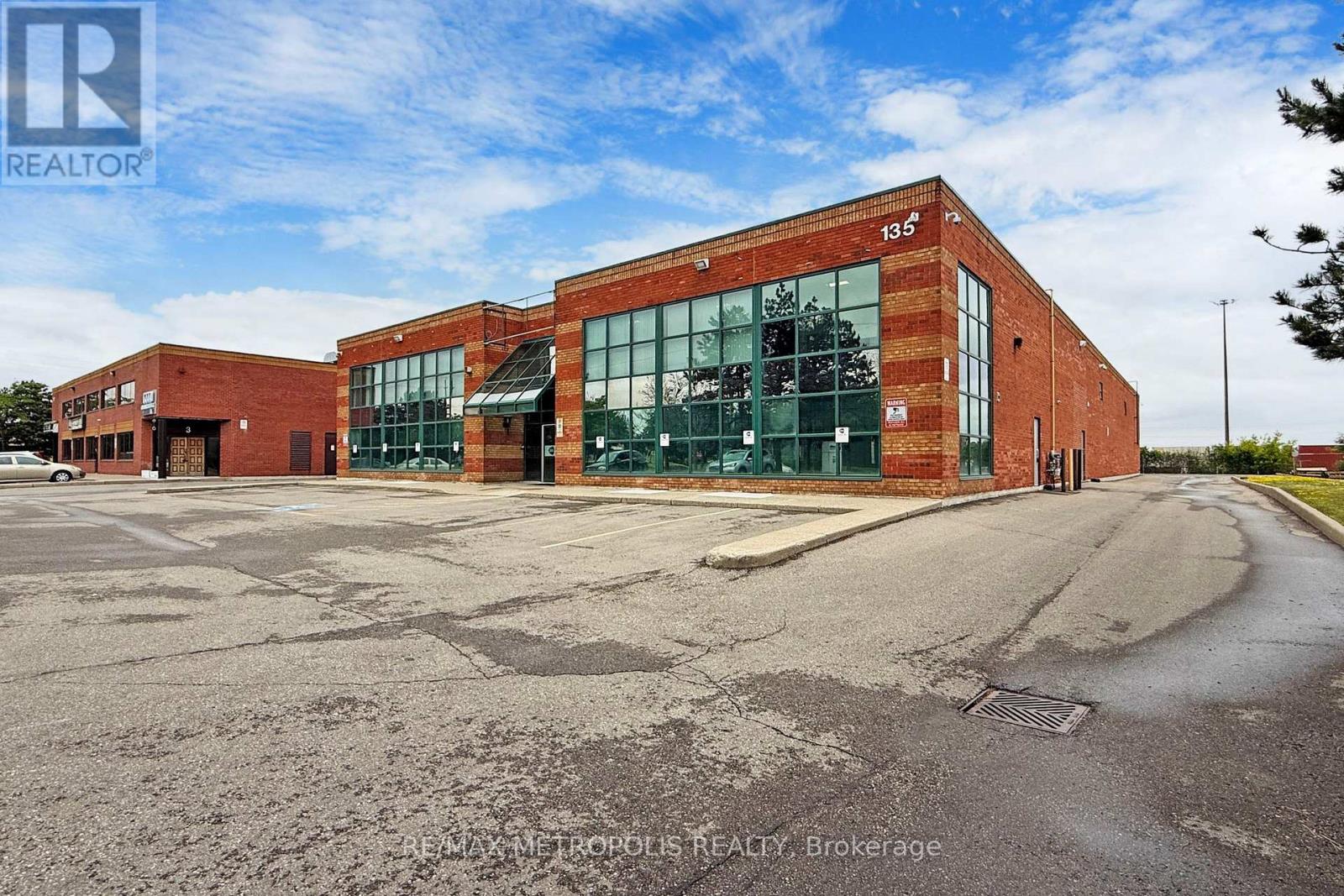 11 & 12 - 135 DEVON ROAD, Brampton, Ontario