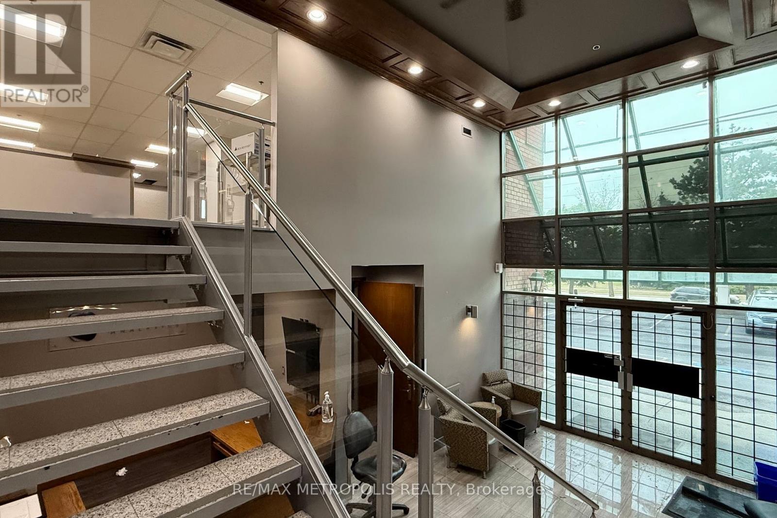 11 & 12 - 135 Devon Road, Brampton, Ontario  L6T 5A4 - Photo 2 - W12257409