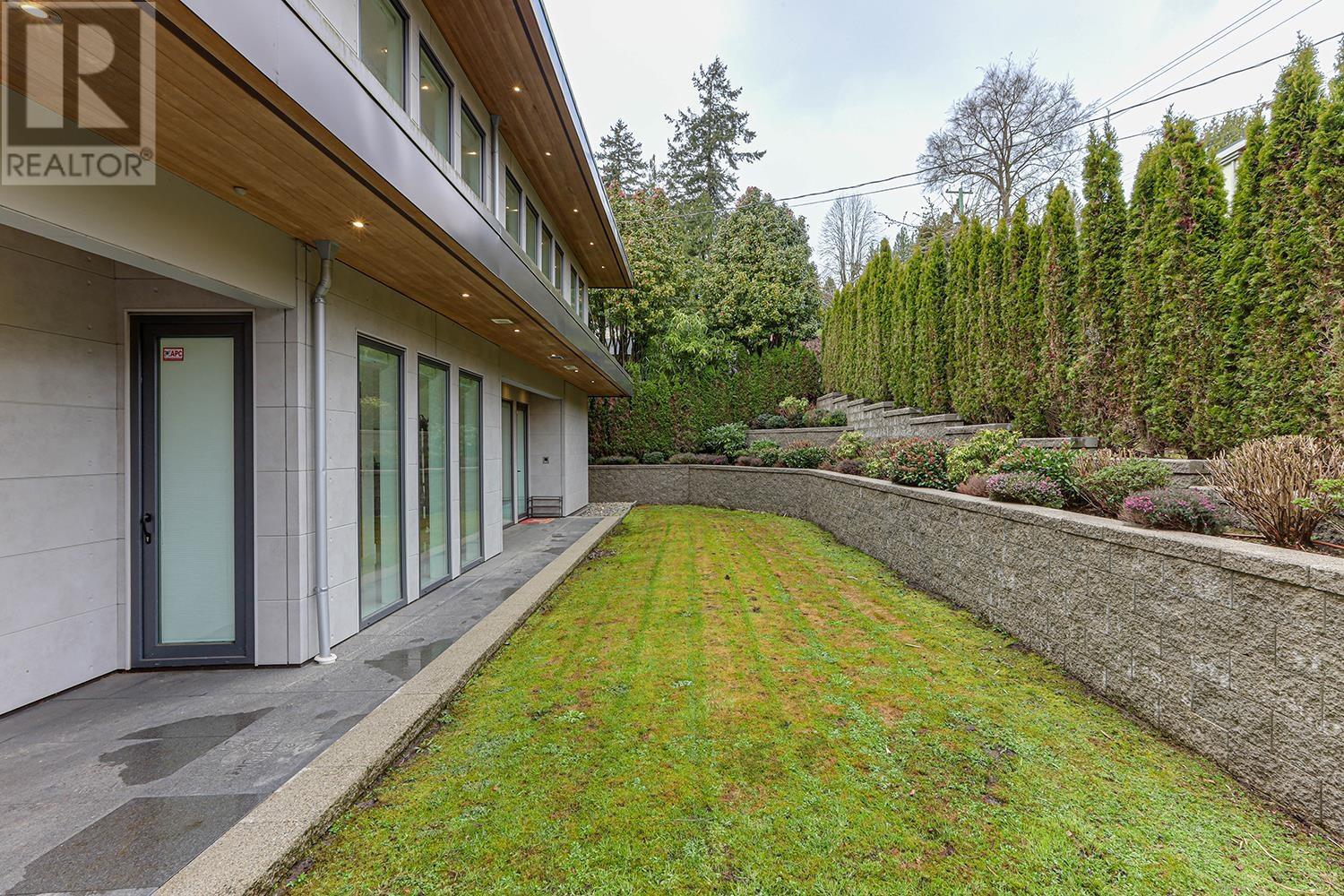 Property at 808 ESQUIMALT AVENUE image 2