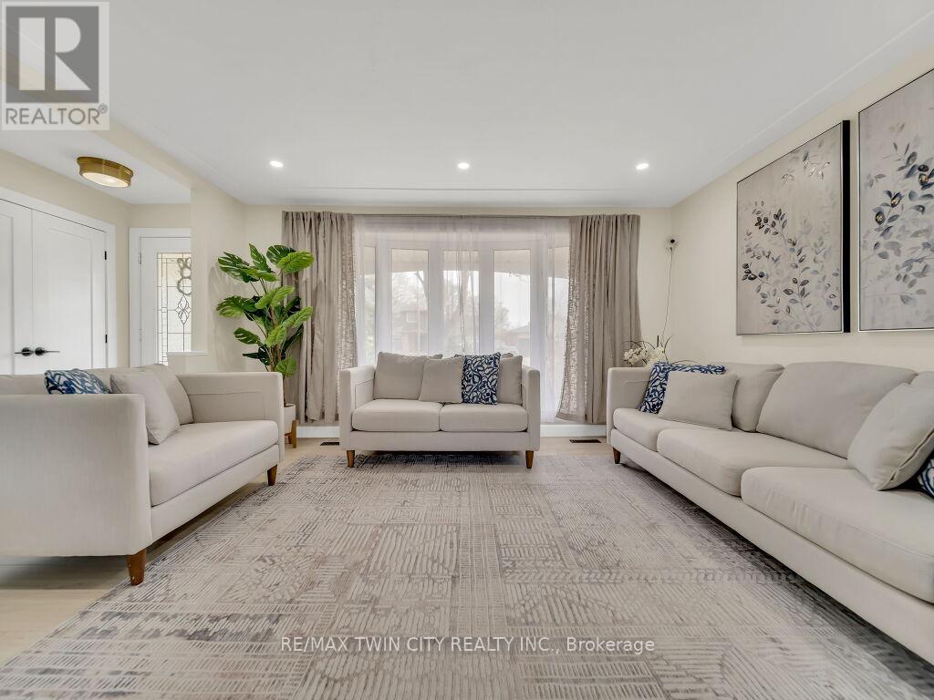 Property at 75 BETTLEY CRESCENT image 4