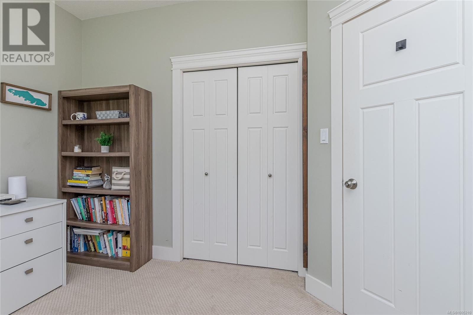 Property at 606 Stevens Pl image 3