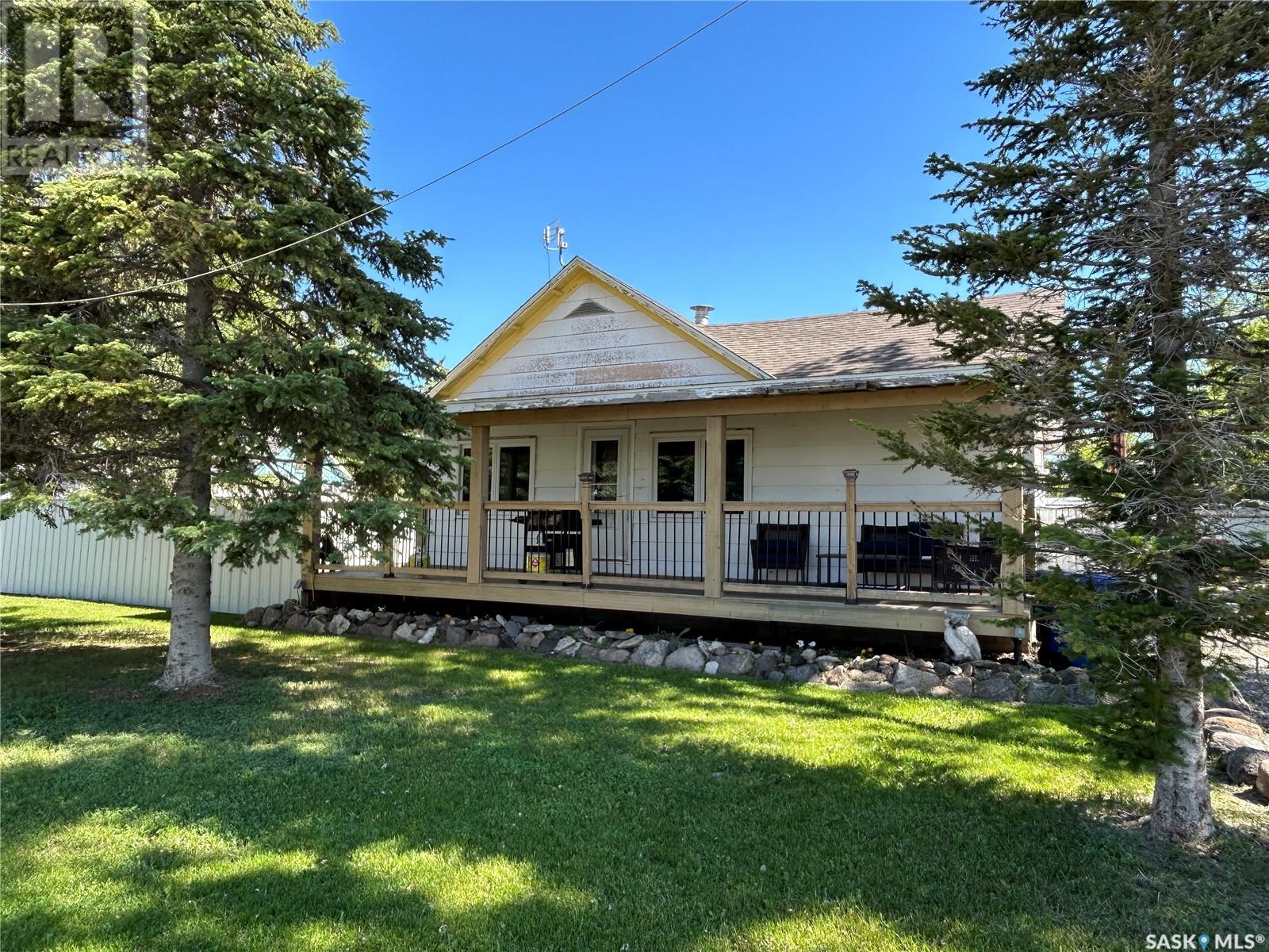 3 Coteau Avenue, Halbrite, Saskatchewan  S0C 1H0 - Photo 1 - SK011330