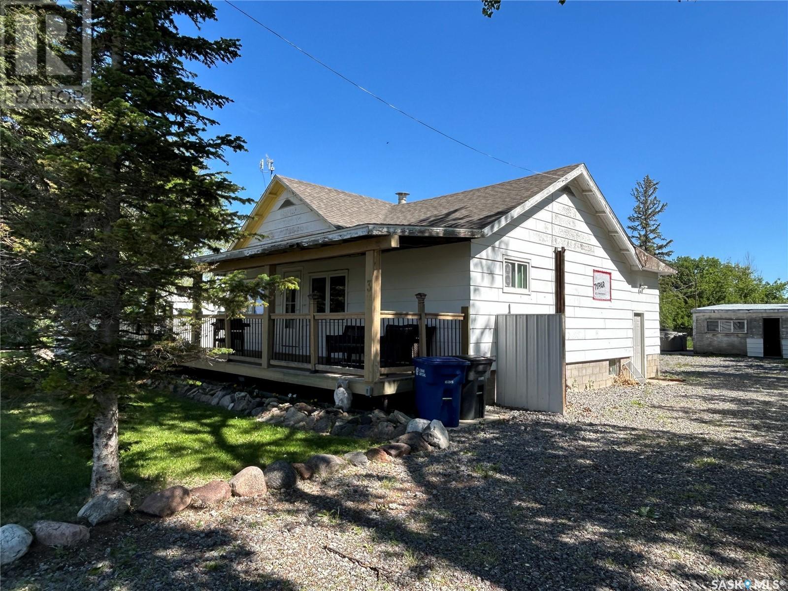 3 Coteau Avenue, Halbrite, Saskatchewan  S0C 1H0 - Photo 2 - SK011330