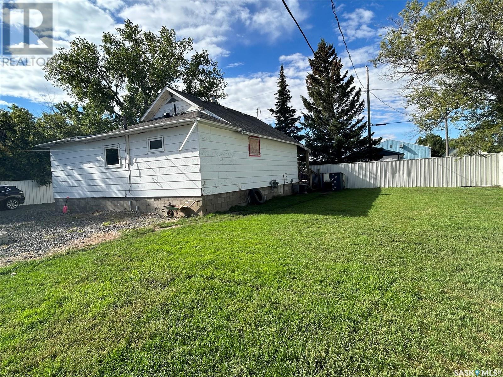 3 Coteau Avenue, Halbrite, Saskatchewan  S0C 1H0 - Photo 3 - SK011330