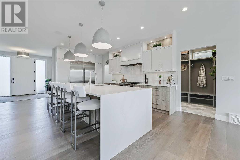 Property at 2024 27 Street SW image 4