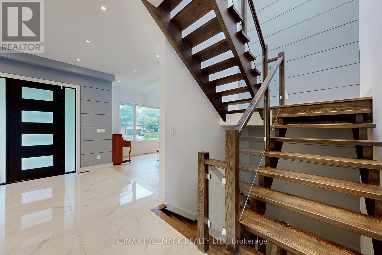 114 Lloyd Manor Road, Toronto, Ontario  M9B 5J9 - Photo 10 - W12257794
