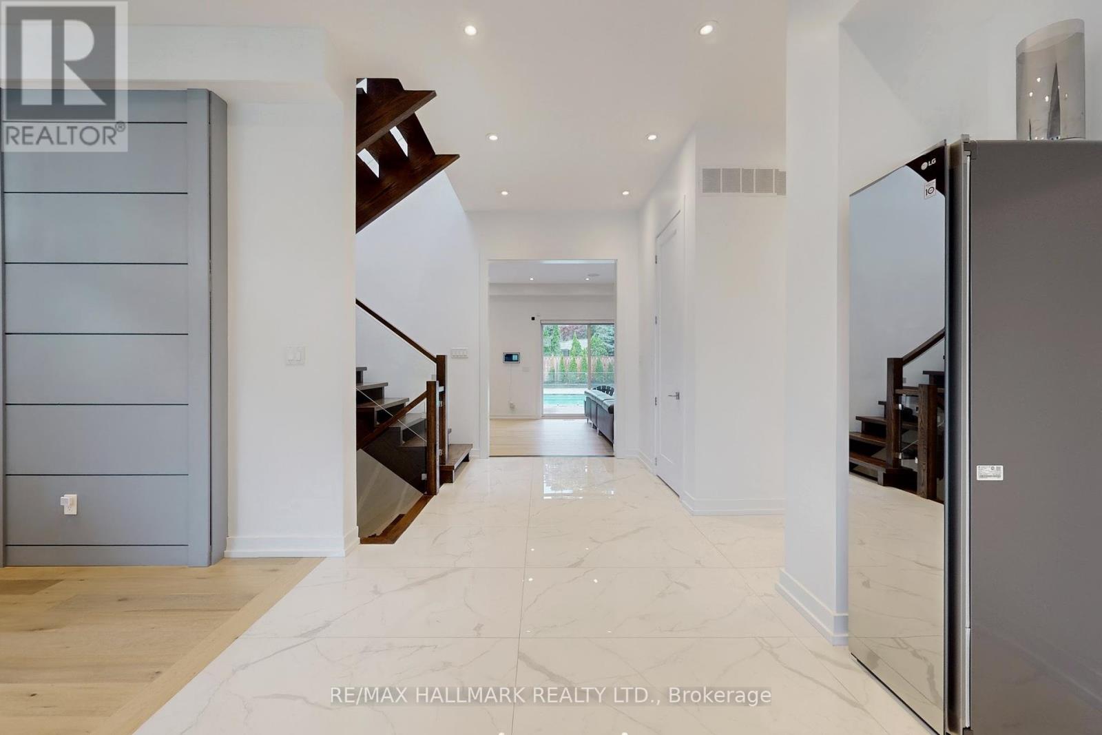 114 Lloyd Manor Road, Toronto, Ontario  M9B 5J9 - Photo 11 - W12257794