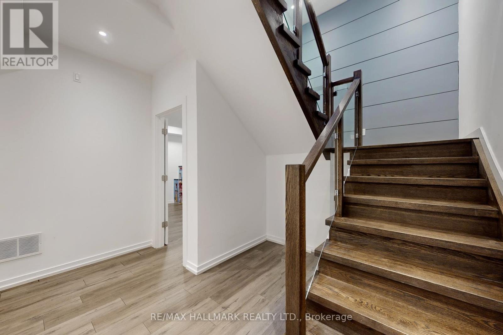 114 Lloyd Manor Road, Toronto, Ontario  M9B 5J9 - Photo 36 - W12257794