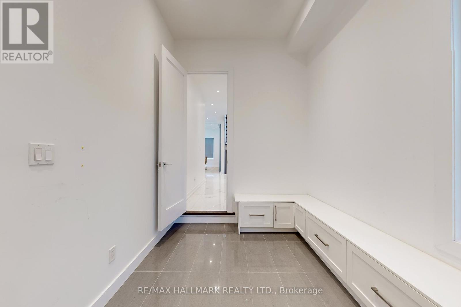 114 Lloyd Manor Road, Toronto, Ontario  M9B 5J9 - Photo 6 - W12257794