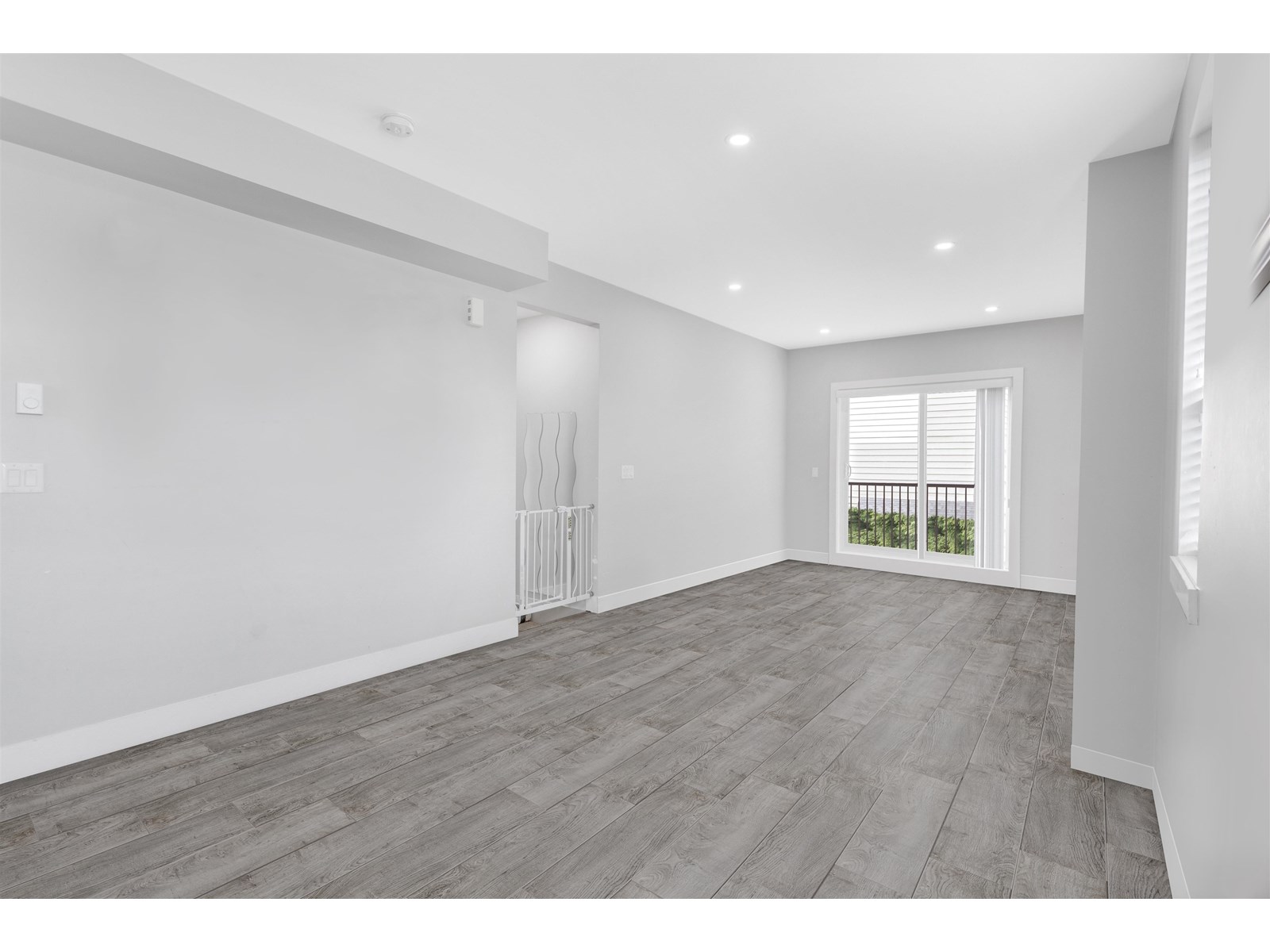 Property at 19 2530 JANZEN STREET image 3