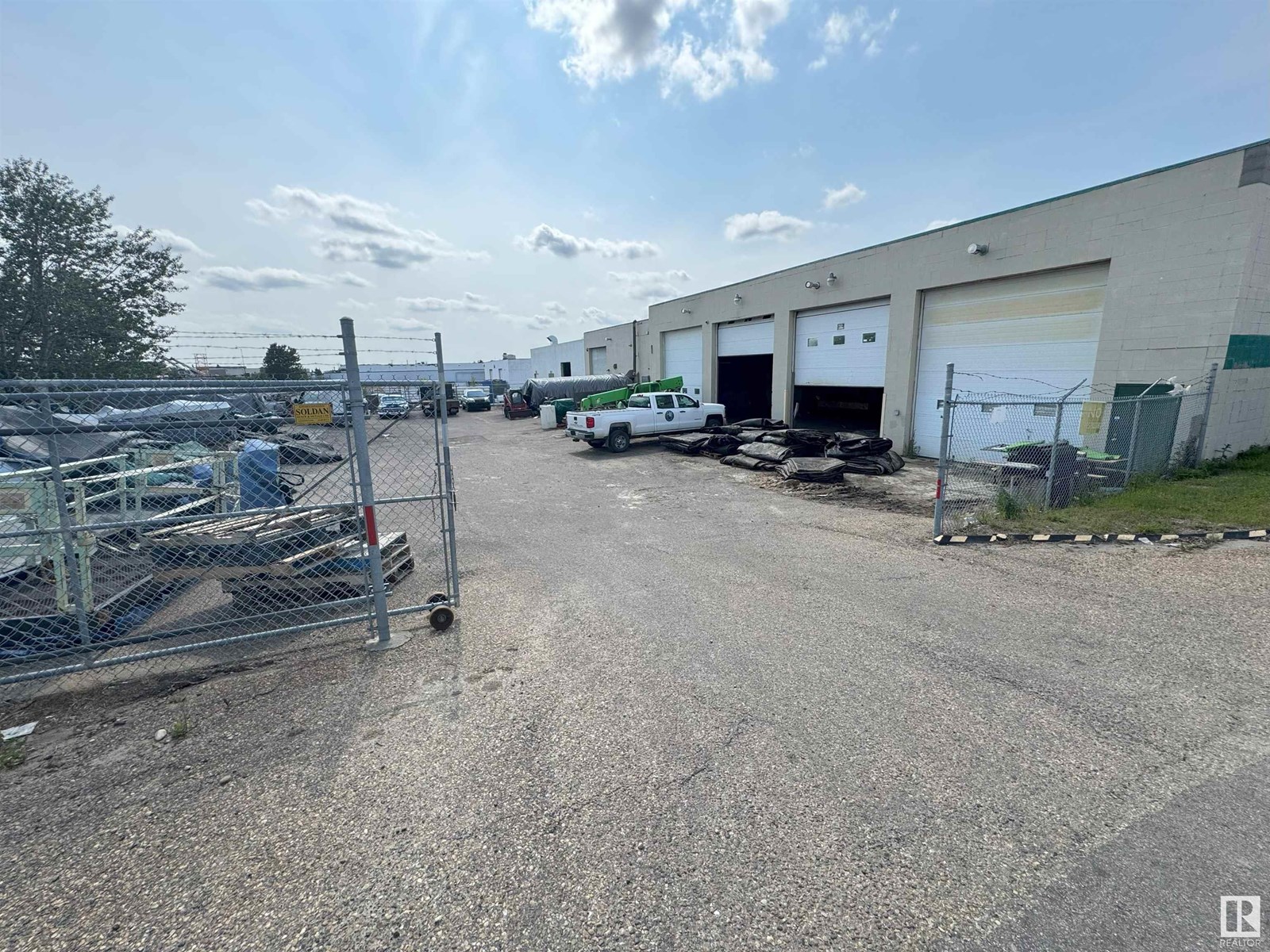 8305 Davies Rd Nw, Edmonton, Alberta  T6E 4N3 - Photo 3 - E4445405