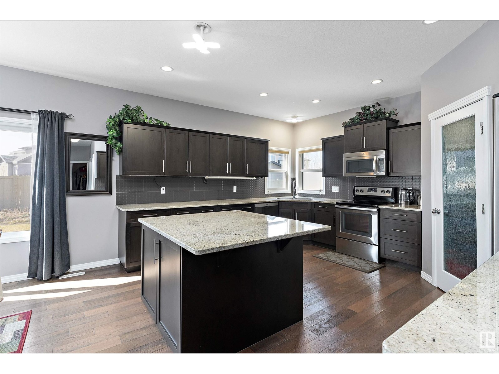 Property at 1325 ADAMSON DR SW SW image 5