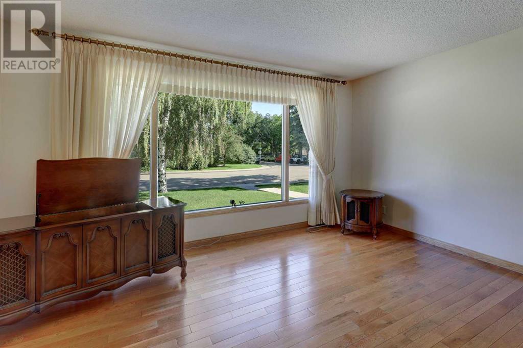 Property at 1731 46 Avenue SW image 4