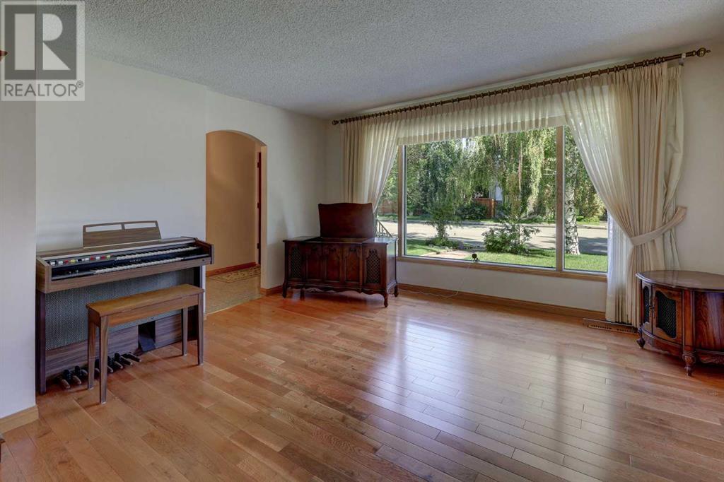 Property at 1731 46 Avenue SW image 5