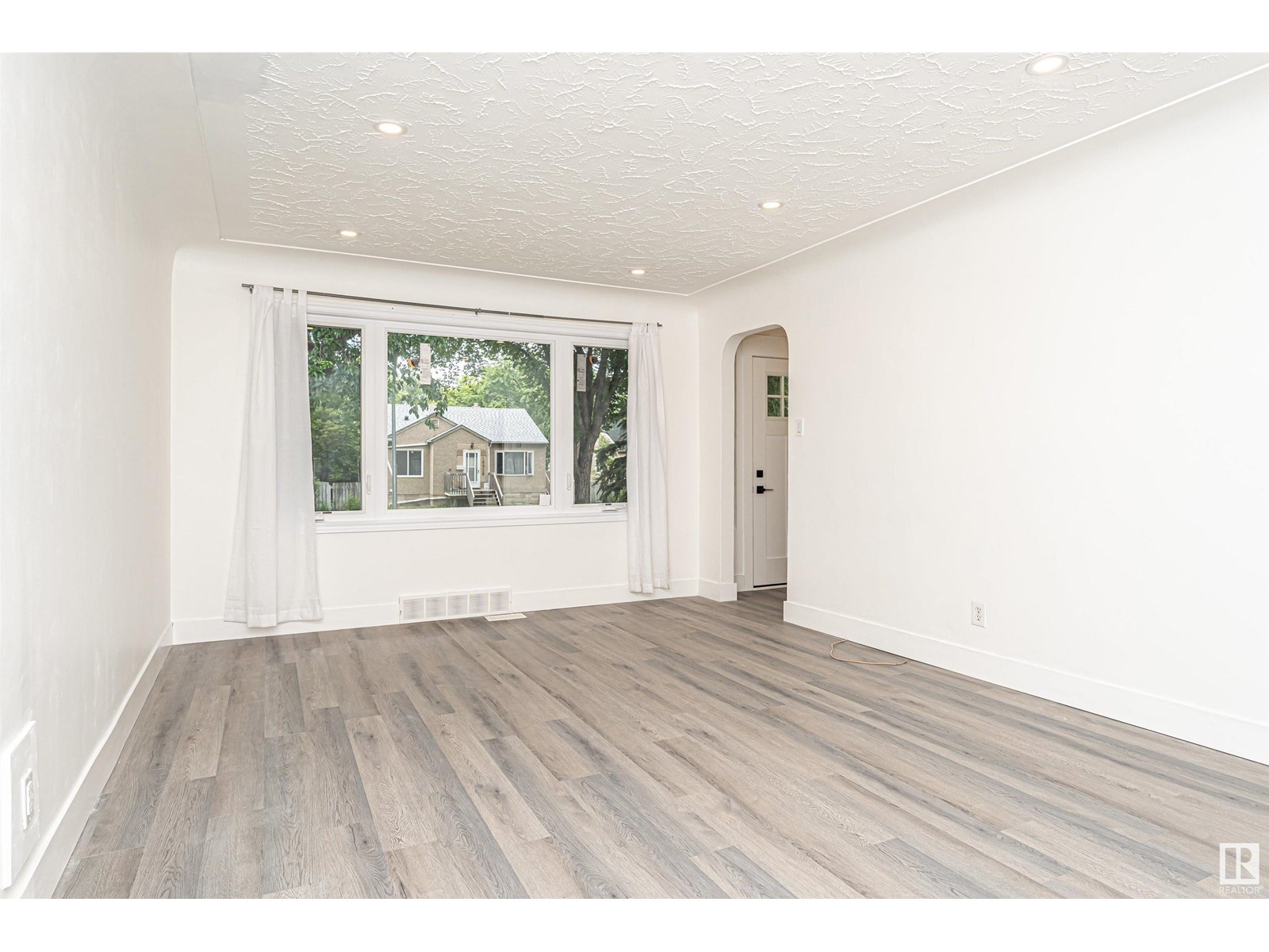 Property at 10929 74 AV NW image 4