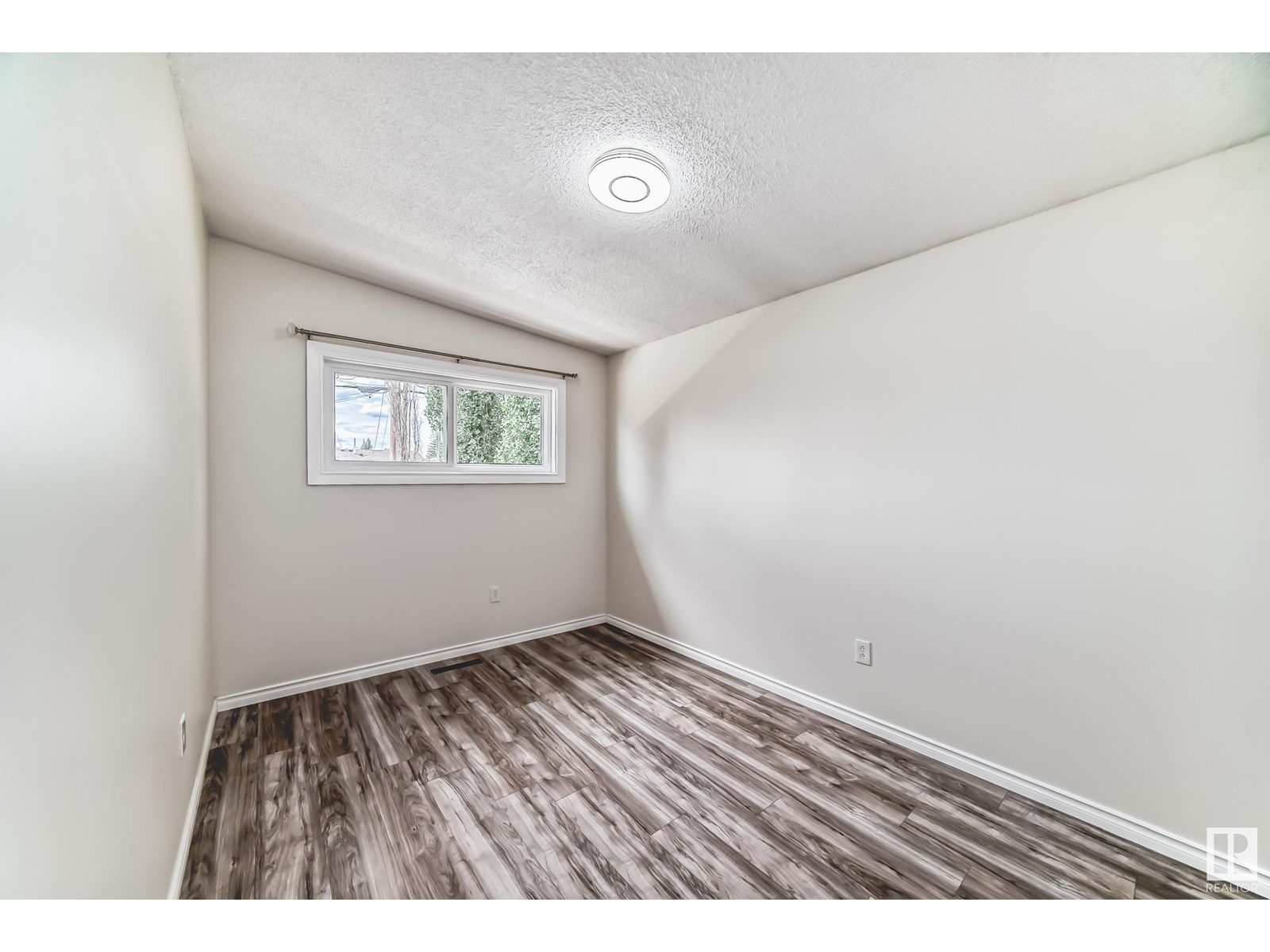 Property at 13224 72 ST NW image 3