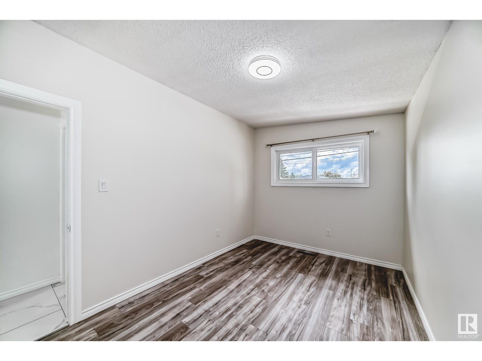 Property at 13224 72 ST NW image 4
