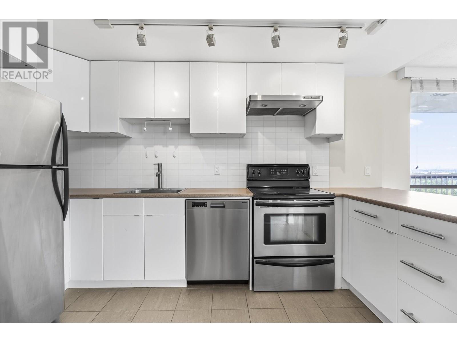 Property at 1610 2016 FULLERTON AVENUE image 3