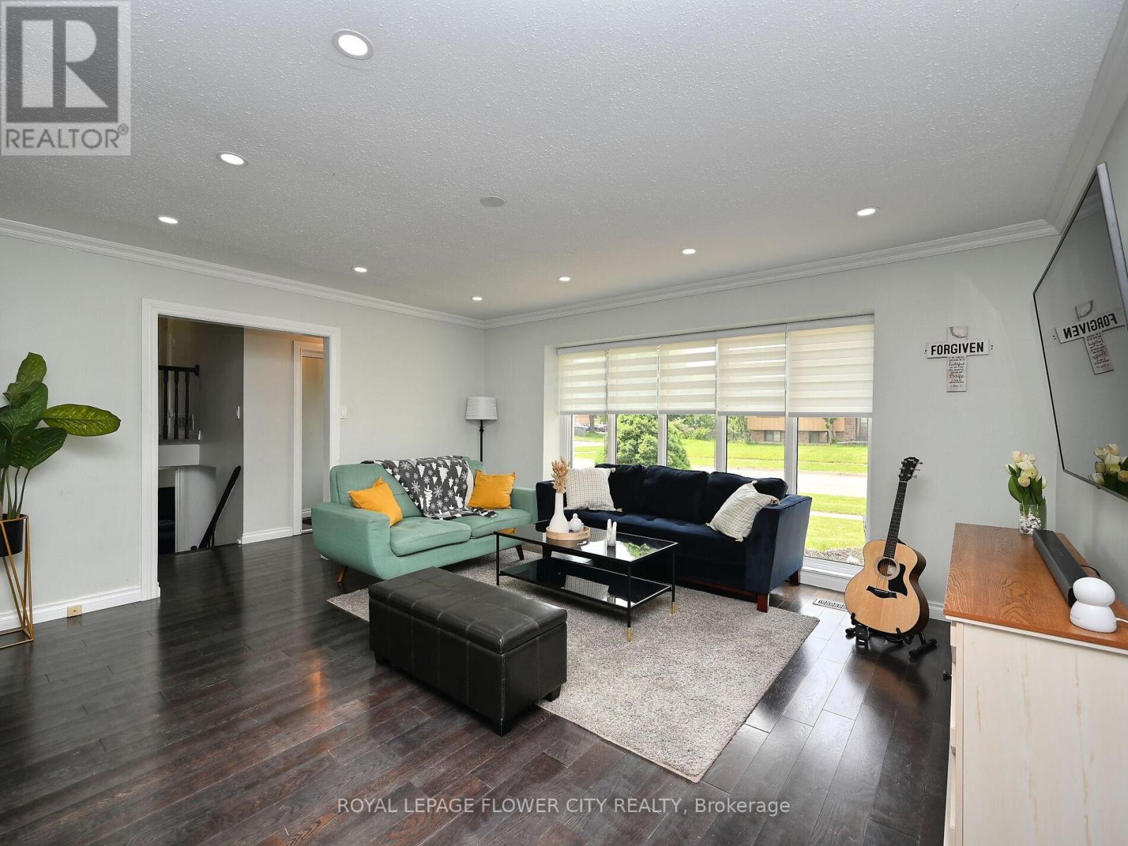 Property at 2 AINTREE CRESCENT image 5